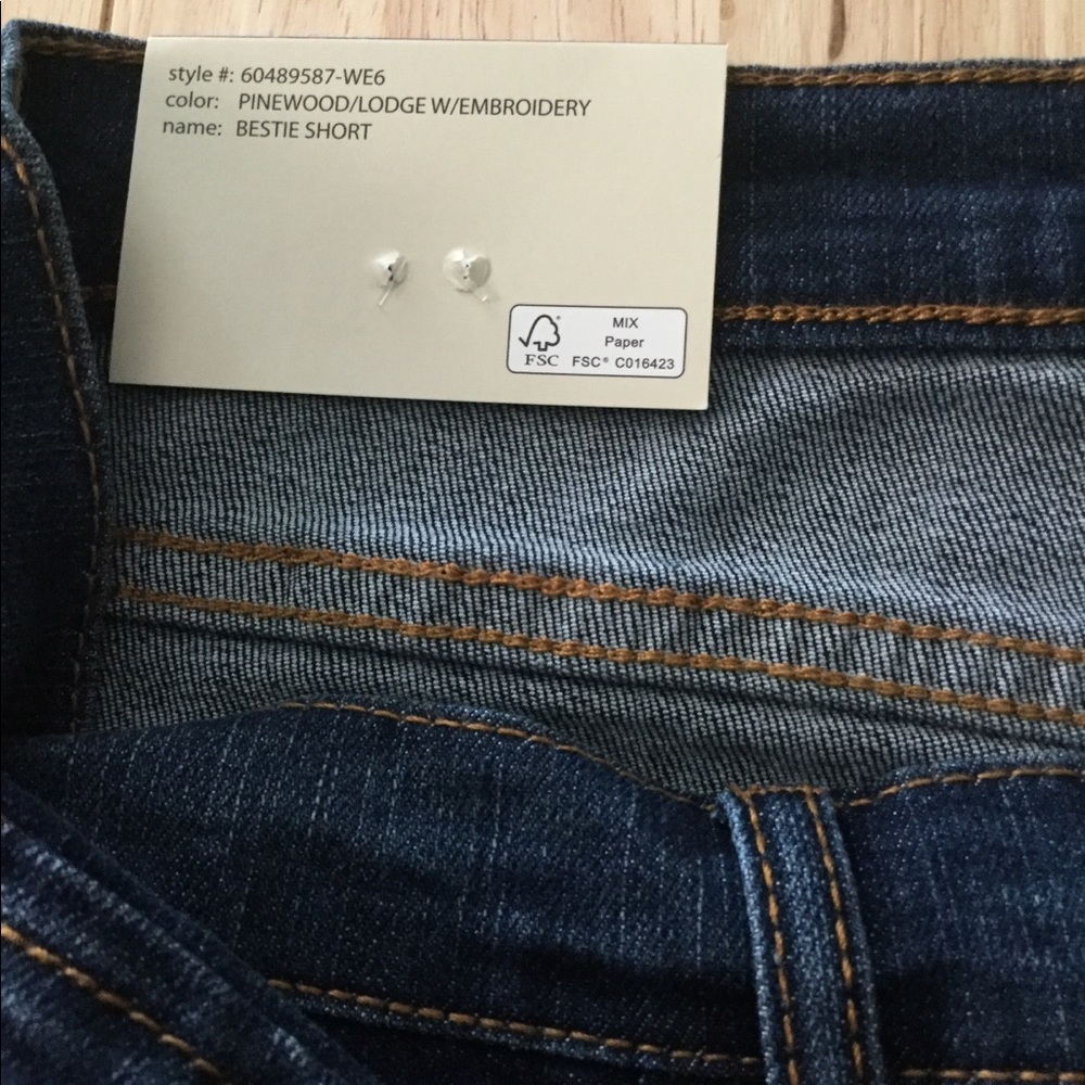 Size 8. Bestie Embroidered Short. - Picture 5 of 7